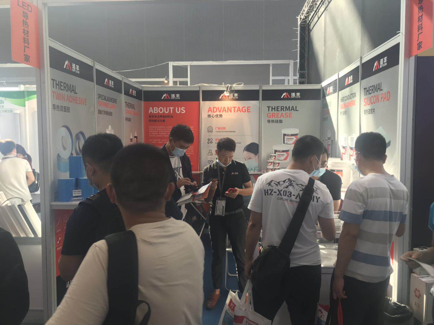 光亚展期间，客户在J9官网展厅寻找目标导热材料